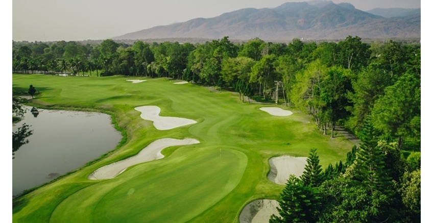 The Charm of the Golf Course Hole 4, Par 4, 375 yards White tee, Handicap 6 Dogleg from left to right For amateurs, it’s not easy, but not too difficult to make  a par on this hole.