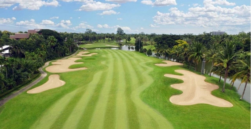 ⛳️Signature Hole⛳️ Hole 9, Par 4, black tee 416 yards, handicap 8. Both sides of the fairway are lined with sand bunkers and lakes, making scoring  a true challenge. The hole is enriched with lush surroundings of coconut and betel nut palms.